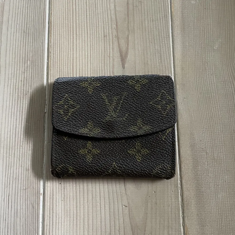 Fint skick trots sin ålder, mindre vintage plånbok från Louis Vuitton. Plats för kort, sedlar, mynt, nycklar etc… . Accessoarer.