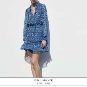 ZARA klänning - Säljer denna slutsålda Zara klänning, helt oanvänd🥰 Orginalpris: 399kr❤️ Strl XS  Tryck ej på köp nu!