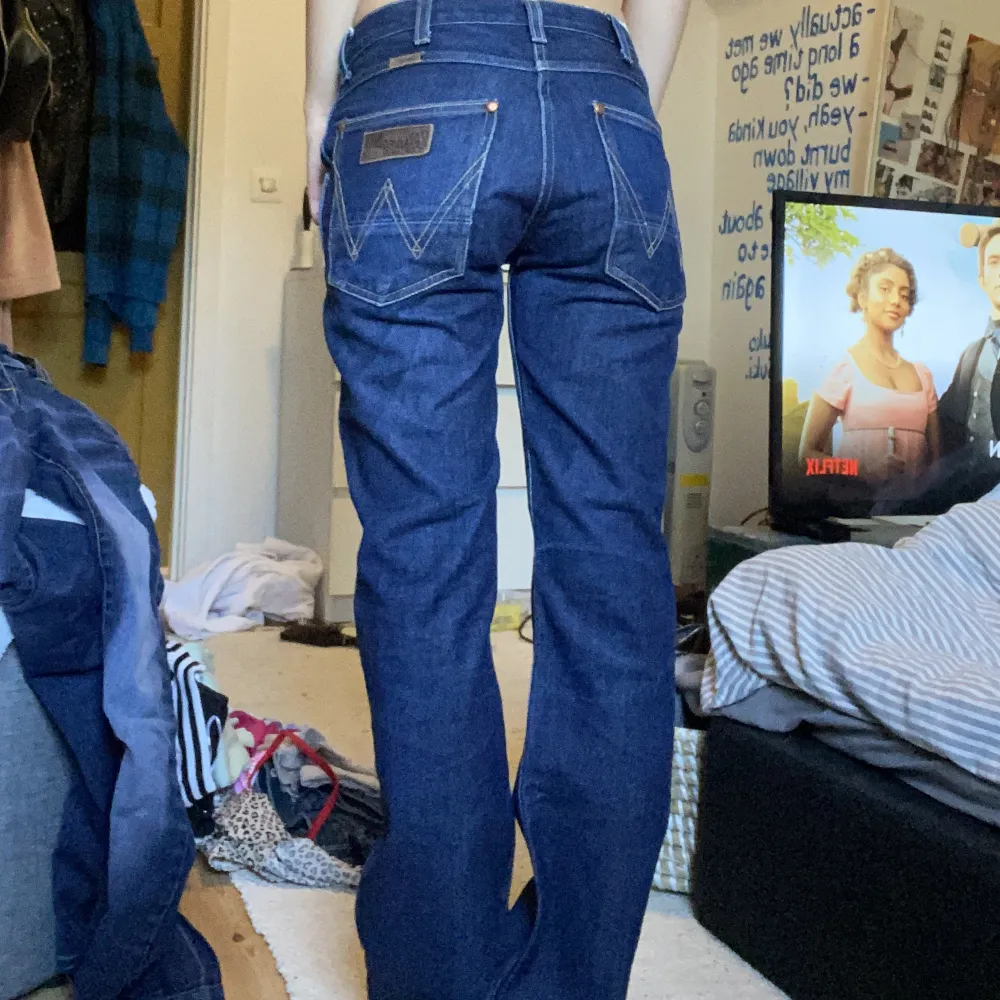 Wrangler jeans med rätt vida/raka ben. Köpta second hand från killavdelning.. Jeans & Byxor.