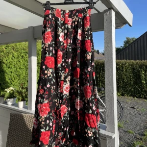 Blommig sommarkjol - Jättefin sommarkjol med blommor. Flowy och skön. Knappt använd, perfekt för en dag på stranden! 