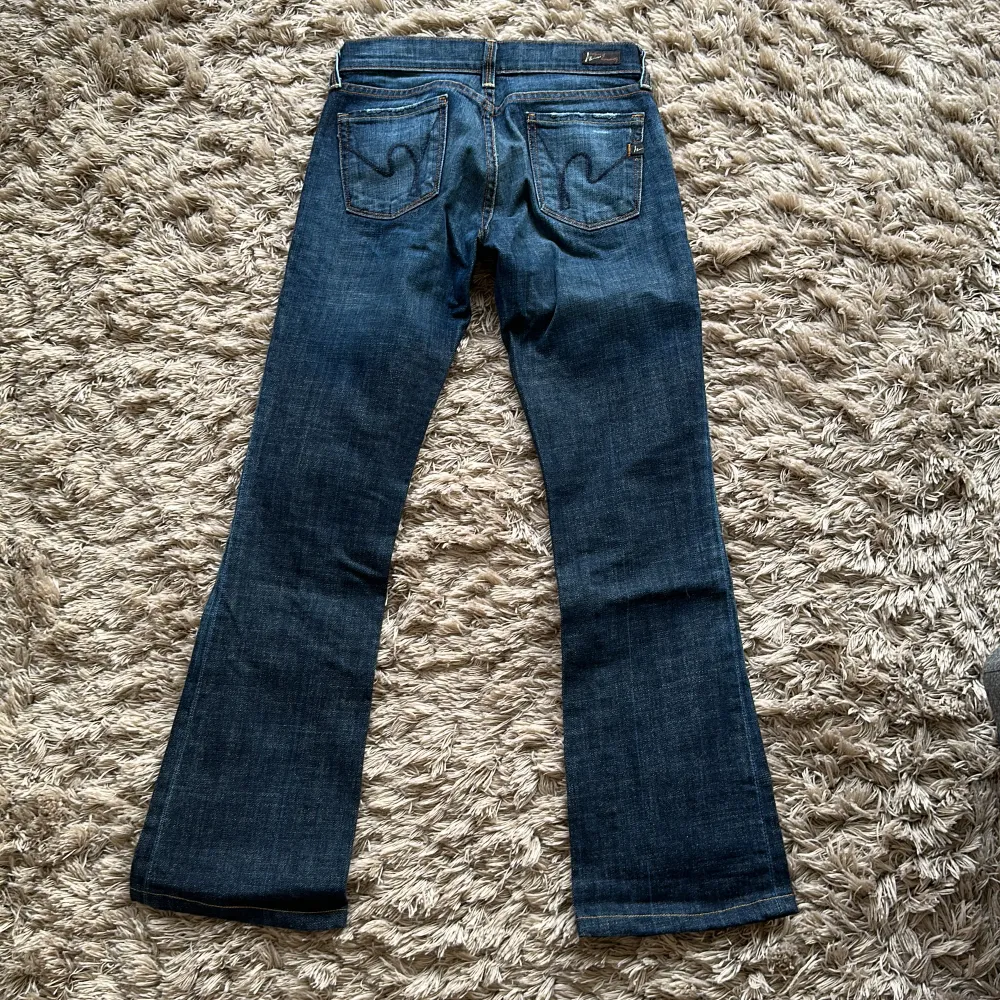 Snygga jeans i bootcut modell från citizens of humanity storlek 25. Aldrig använda. Nypris ca 1300kr. Mitt pris 400kr. Jeans & Byxor.