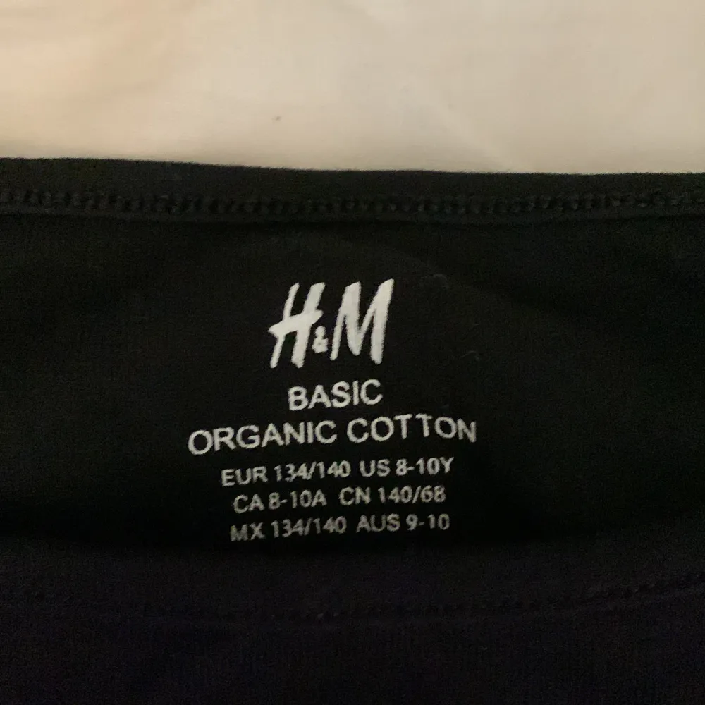 En fin basic tröja från H&M . T-shirts.