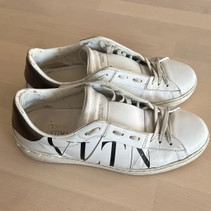 Valentino skor  - Säljer nu ett par fina valentino skor, de är lite skavt under sulan inget man tänker på,7,5/10 skick, dom är i storlek 41 men sitter som 42 Ny pris 7000 mitt pris 1899