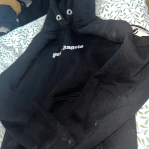 Palm angel tröja  - Lite fläckar där fram men går också testa me pink stuff, Passar en Xs,S 