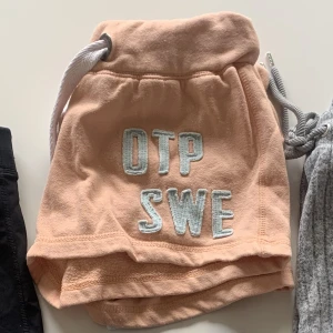 MjukisShorts - Mjukisshorts XS: 15kr Kan mötas upp Vid Köp av alla plagg på bild: 59kr Vid köp av alla kläder (Se profil) 249kr