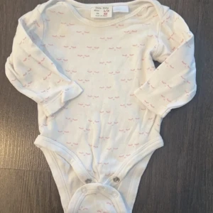 Zara baby body  - Zara baby body, storlek 62. Väldigt små i storleken så skulle säga att det är en storlek 56💕