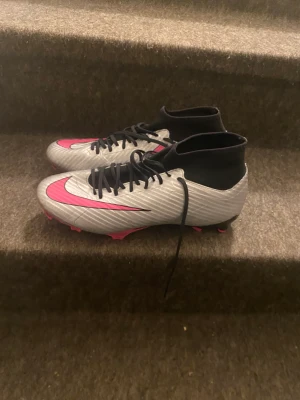 Nike mercurial fotbollsskor  - Säljer dessa Nike mercurial fotbollsskor som jag köpte från unisport då dem är för små. Kunde dessutom ej lämna tillbaka de då jag använde de. 10/10 skick
