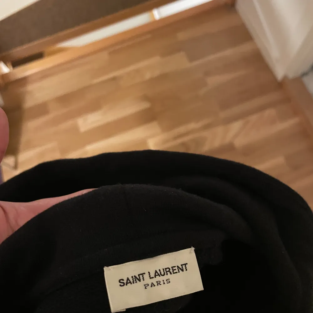 Unisex Saint Laurent Hoodie köpt från Haiendo. Ordebekräftelse och tags finns till tröjan. Storlek XS men passar även en S herr. ENDAST ANVÄND VID 2 TILLFÄLLEN DÄRAV I NYSKICK! . Hoodies.