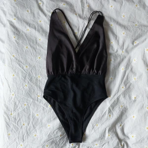 Öppen rygg body - Säljer denna jättefina body som jag köpte här då den inte kommer till användning. Fint skick, bara provad av mig.