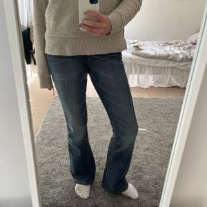 Säljer mina jättesnygga lågmidjade bootcut jeans från Levis som tyvärr är för små i midjan. Köpta från Zalando Pre Owned! Skriv för fler bilder! 💗