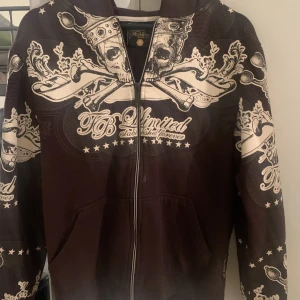 Fishbone zip up hoodie - En brun zip up hoodie med vita snygga tryck på! Använd ett par gånger, från märket fishbone💕