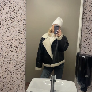 Skinnjacka  - Skinnjacka med teddypäls!! Storlek XL men jag har vanligen xs/s för referens🖤