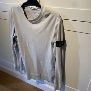 Stone Island tröja - En fet Stone Island sweatshirt som är ganska tunn i materialet så den är perfekt nu under sommare för det blir inte för varmt. Den har två små hål vid ena armen som ni kan se på bilden. Priset kan därmed diskuteras. 
