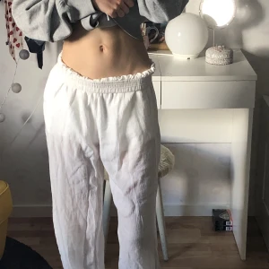 Linnebyxor - Linnebyxor till sommarenfrån bershka ! De var för stora för mig men skulle passa någon med lite mer höft. 