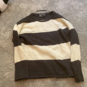 Randig tröja  - Randig stickad tröja