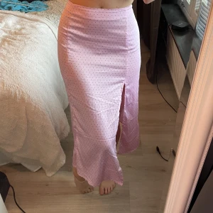 Rosa långkjol - Säljer denna superfina rosa långkjol! I nyskick och säljer pga av flytt🩷