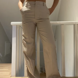 Kostymbyxa  - Beige kostymbyxa från bikbok, modellen Jackie. Passar perfekt på mig som är ca 165, nästan för långa i benen, vilket jag gillar. Säljer då jag aldrig får användning för dem. 