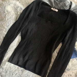 tröja  - ribbad tröja från hm, säljes pågrund av för liten för mig ❤️