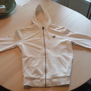 Lyle&Scott Ziphoodie - Tjena, säljer min Lyle&Scott ziphoodie för den har blivit lite för liten. Skick 8/10. Nypris ligger på ca 1000. Priset går att diskutera💪