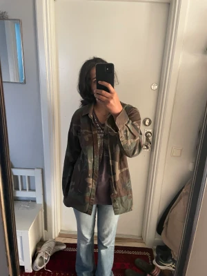 Camouflagejacka - Camojacka som saknar någon knapp. Dm vid frågor💗