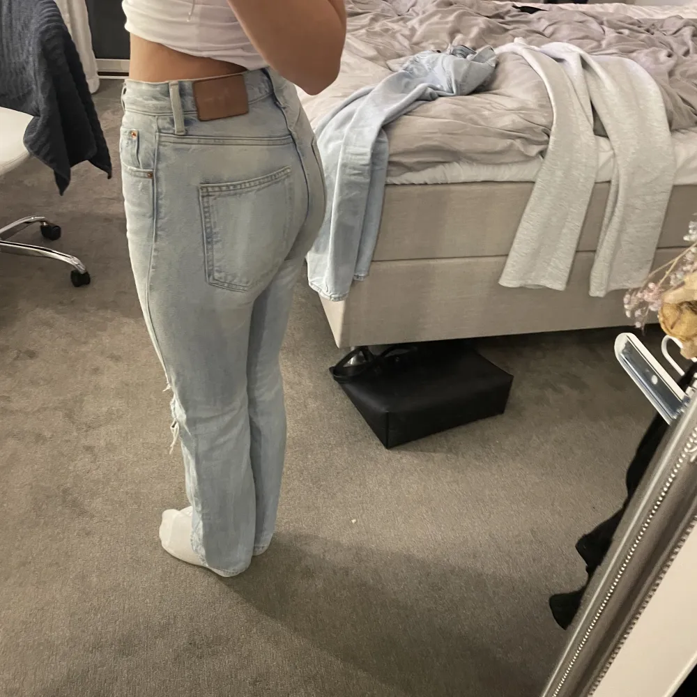 säljer dessa super fina jeans från zara i topp skick, sällan använda, jag är 165 och är ner till marken, storlek 34 men skulle säga att de passar 36 också💗 kan frakta å skicka bättre bilder . Jeans & Byxor.