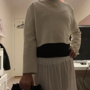 Zara tröja - Säljer denna stickade/ribbade tröjan från zara. Använd ett fåtal gånger. Fint skick.