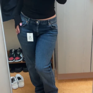 Jeans - Nyköpta jeans från junkyard, aldrig använt bara testade. Säljer då jag inte tycker att de passar mig. Jag har vanligtvis 42-44 i jeans och är 165 cm lång. Däremot är dessa alldeles för långa på mig så skulle nog passa på 170-180. Inga returer