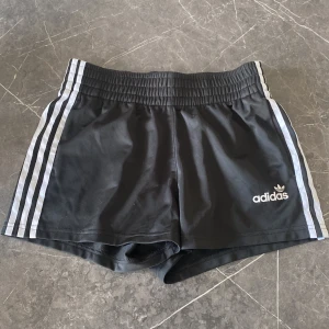 Adidas mjukisshorts - Mjukisshorts från Adidas. Oanvända. Resår i midjan. Ficka bak.