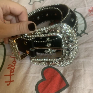 Rhinestone bälte - Asfett rhinestone bälte med kors på, aldrig använd utanför hemmet. Bältet är ca 90cm och är i bra kvalitet. 