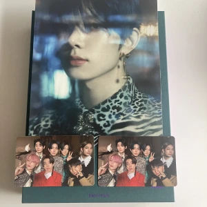 Enhypen album - Jag säljer ett enhypen dimension:dilemma album versionen scylla som innehåller allt förutom selfie och men två group pc som man får välja om man vill ha båda eller bara ett. För proof kan man kolla min instagram @kep1er_tradesssss
