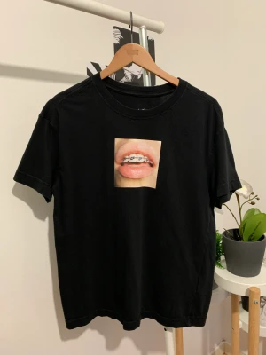 T-shirt från nike med print - Tröja från Nike med print, tandställning med nike logga. Bra skick. Bra skick.