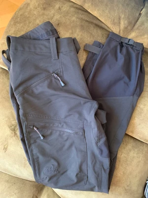 Friluftsbyxor dam, Naturkompaniet, Tierra - Friluftsbyxor/vandringsbyxor för dam från märket Tierra. Inköpta på Naturkompaniet sommaren 2020 och använda en vecka i fjällen. Fint skick, inget att anmärka på.   Nypris 1799 kr.  Hämtas vid Nobeltorget eller postas mot frakt. 