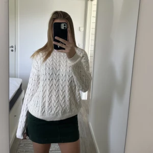 Stickad tröja från Mango - Säljer denna stickade tröjan från Mango! Knappt använd så är i nyskick. Perfekt tröja inför hösten! 