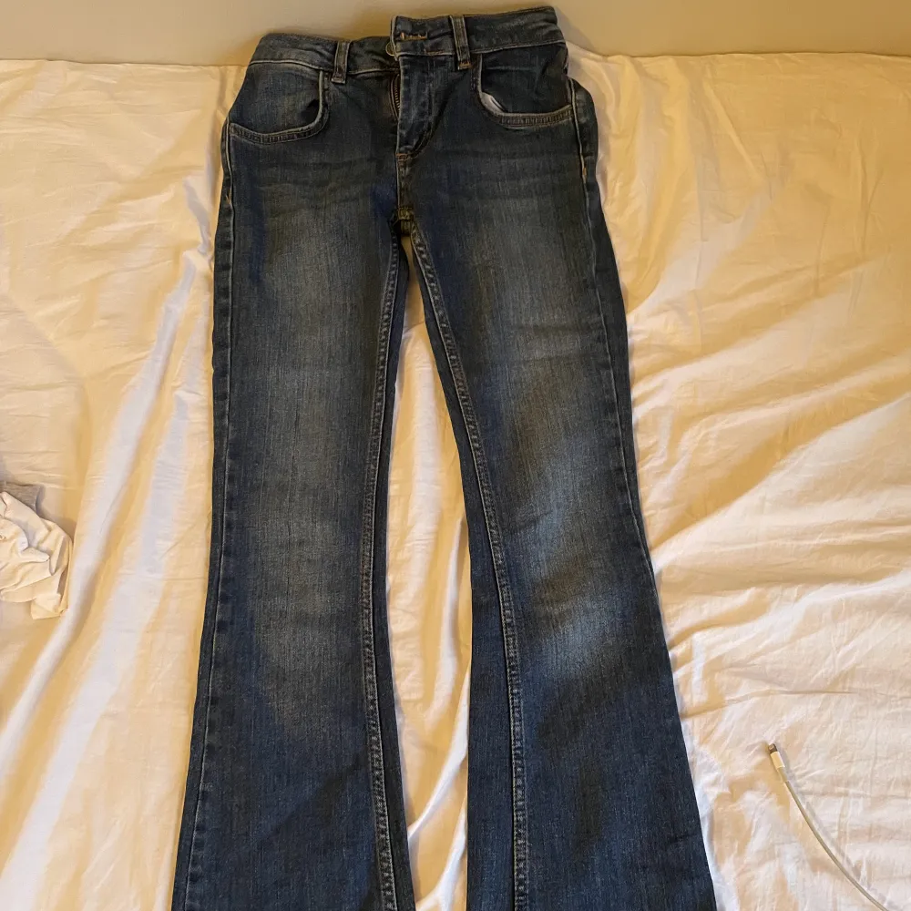 Jättesnygga lågmidjade jeans med samma fickor som true religion från ett märke som heter Subdued. Säljer dom pga att dom är för små🥰. Jeans & Byxor.