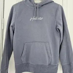 Hoodie från hollister i gråblå färg. Fint skick! Passar perfekt nu inför hösten och skolstart❤️ nypris ca 500