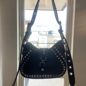 Handväska  - En mindre väska som kan bäras både långt och kort då bandet är helt justerbara. Rymlig och får plats med det mesta. Köpt förra hösten på Urban outfitters