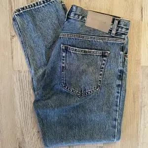Fina Pull and bear jeans i mom modell. Använda fåtal gånger då de var för stora för mig.