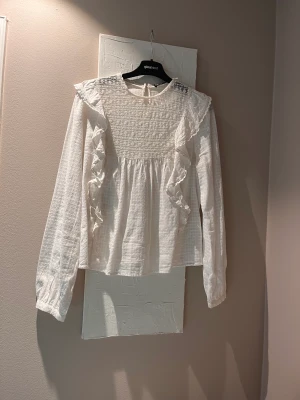 Zara vit blus - Jättegullig volangblus från zara i storlek xs. Säljer den pågrund av att den inte kommer till användning. Köpt för ett år sedan men enbart använd två gånger. Pris 200kr+frakt. Skriv vid frågor