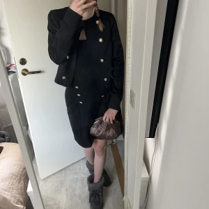 Kjol i sjömans - stil - Så söt kjol med guldiga knappar 🫶🏼🌸 I mycket fint skick! Storlek 36. 