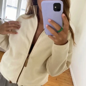 Mysig fleece  - Säljer denna då den inte kommer till användning. Den är i storlek xxs men passar mig som brukar ha S. Använd några gånger:)