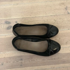 BALLERINA - Svarta ballerina med lack detaljer framtill, fint skick! 