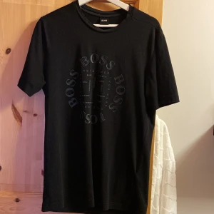 Hugo Boss T-shirt  - Hugo Boss T-shirt i storlek S. Inte använd särskilt mycket och har inte hål. Ytterst lite har spruckit i texten på magen men det är inget man tänker på. 