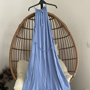 Ljusblå klänning  - Säljer bort den här fina sommar klänning / bal klänning som inte kommer till användning. Den är i helt ny stick! Köptes för 400kr säljs för 250-300kr, priset diskuteras alltid!