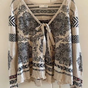 Odd Molly kofta  - fin och mysig odd Molly kofta, går inte att få tag på längre 🥺🤍 Nypris: 1500kr 