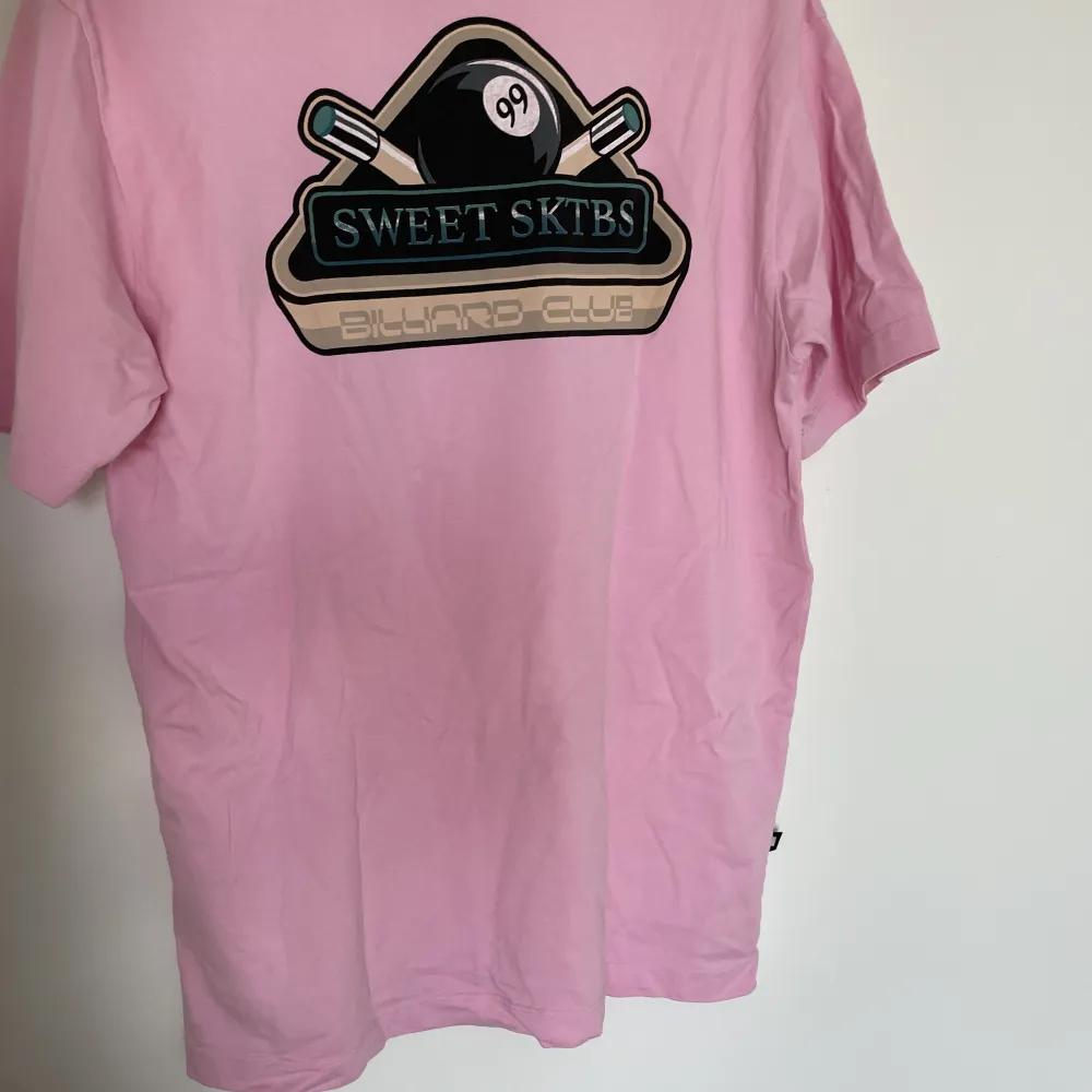 Streetwear tröja i fin rosa i storlek S. Oversize och använt några gånger! Väldigt snygg. T-shirts.