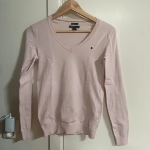 Tommy Hilfiger tröja - Säljer denna jättesöta långärmade tröja Frakt tillkommer 🤍