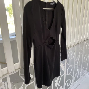 Svart fest klänning - En svart tight kortare klänning. Fint skick. Finns utskärning under brösten.   Står att det är strl 38 men skulle säga att den kanske är lite mindre i storleken. 