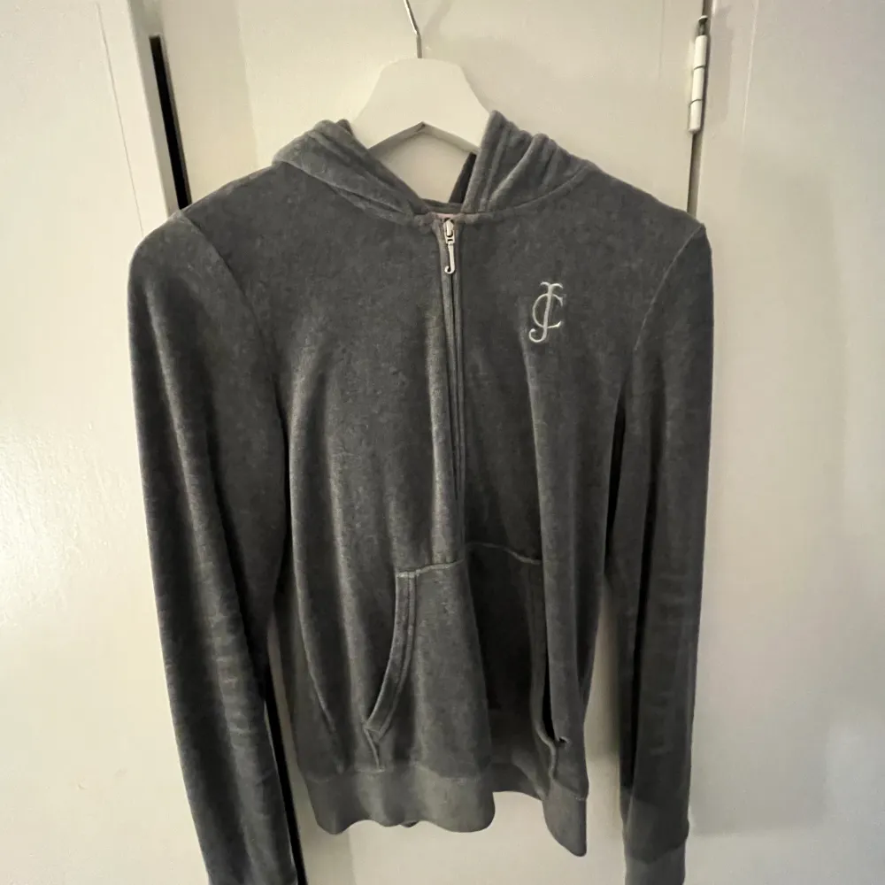 Juicy couture huvtröja, sällan använd, då den är lite för liten för mig!! 💞🤗 är en gammal modell🦋 . Hoodies.