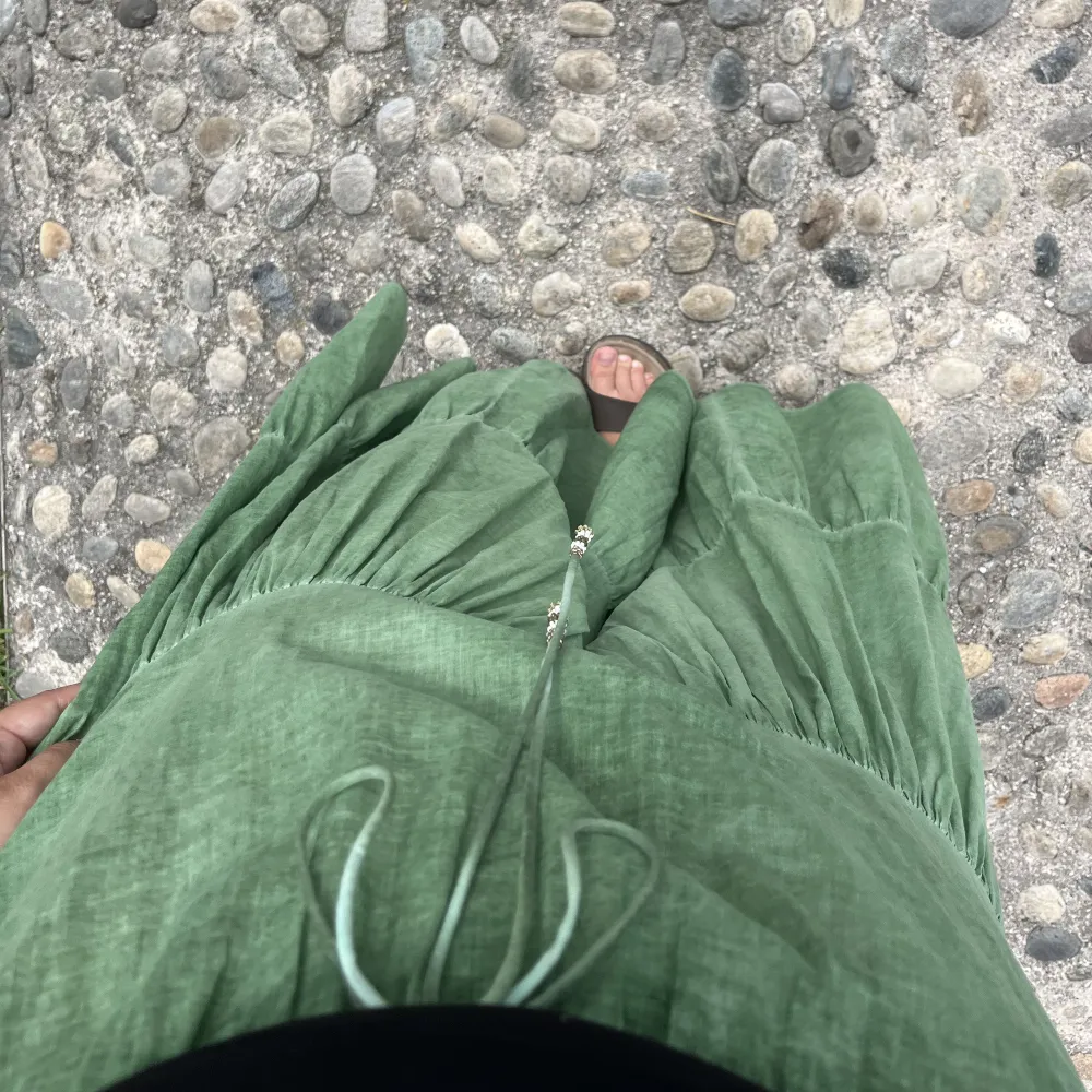 Säljer nu denna lågmidjade gröna kjolen från zara, superfin och endast använd 1 gång men kommer tyvärr inte till användning längre.  Köpt i Italien 700:- sommaren 2023 🤍 Priset är pågrund av att kjolen är så gott som ny . Kjolar.