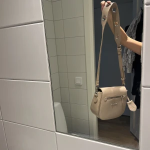 Väska - Jätte fin väska från lydc london❤️ ser ut som ny🌸många fack och juster bara band ganska långt band💕 flera bilder finns😍